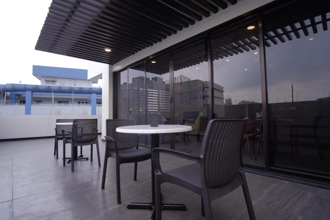 Artemis Place Makati Hotel Makati City Esterno foto